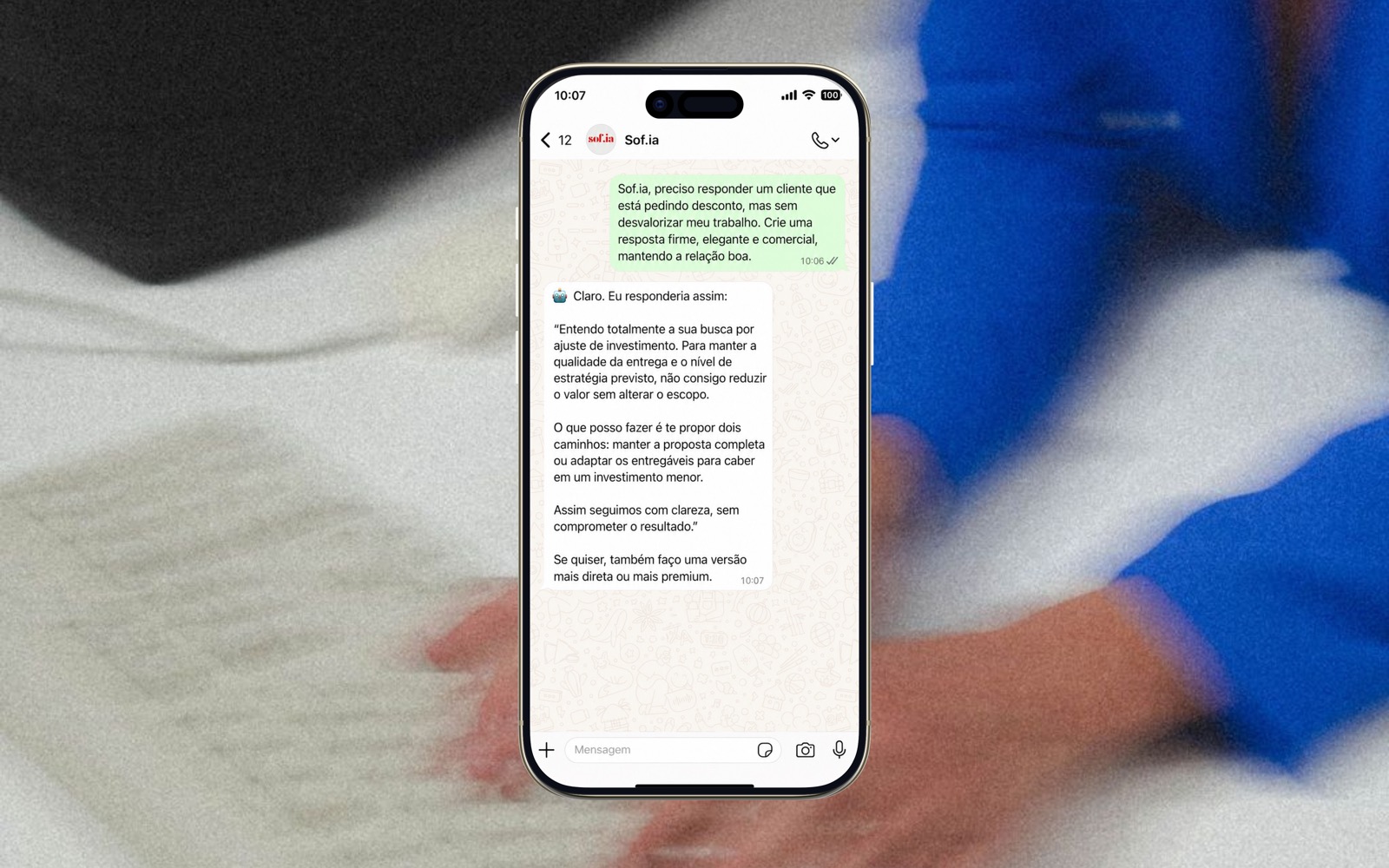 Simulação da Sof.ia ajudando a responder uma mensagem com versões de tom diferentes